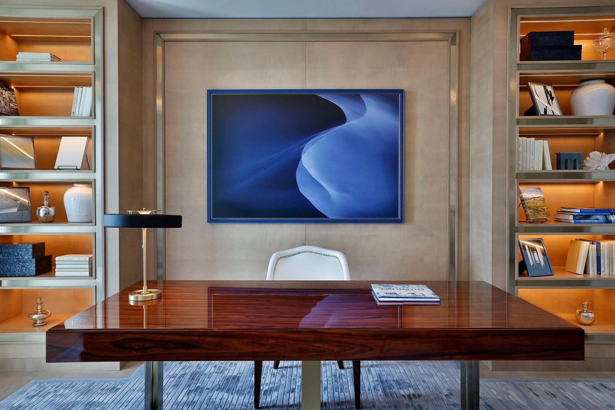 Waldorf Astoria Doha Lusail 外观 照片 A work space in a suite at The Ritz-Carlton, Boston
