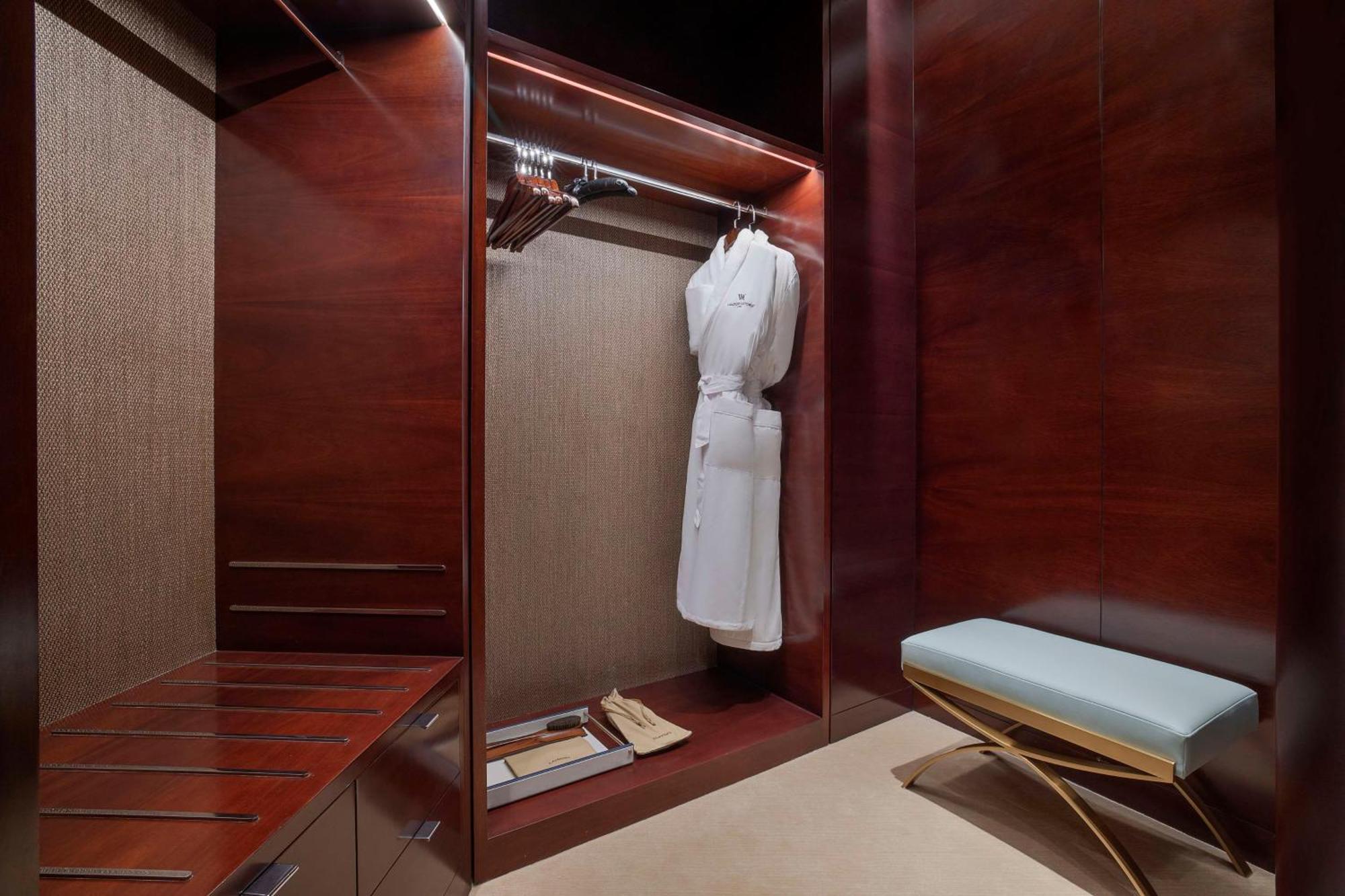 Waldorf Astoria Doha Lusail 外观 照片 A bathrobe in a hotel room